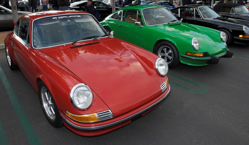 red-and-green-xmas-porsches